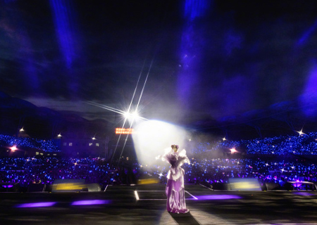 联诚发舞台LED透明显示屏闪耀张韶涵临夏演唱会